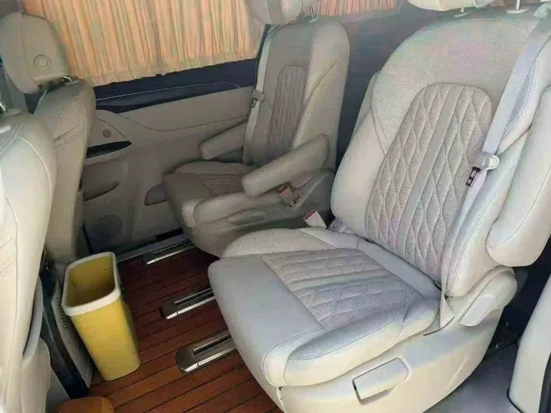 别克GL8 后面外观一