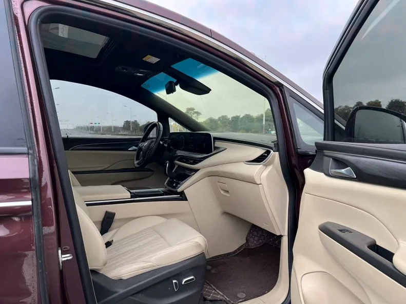 别克GL8 内饰前排