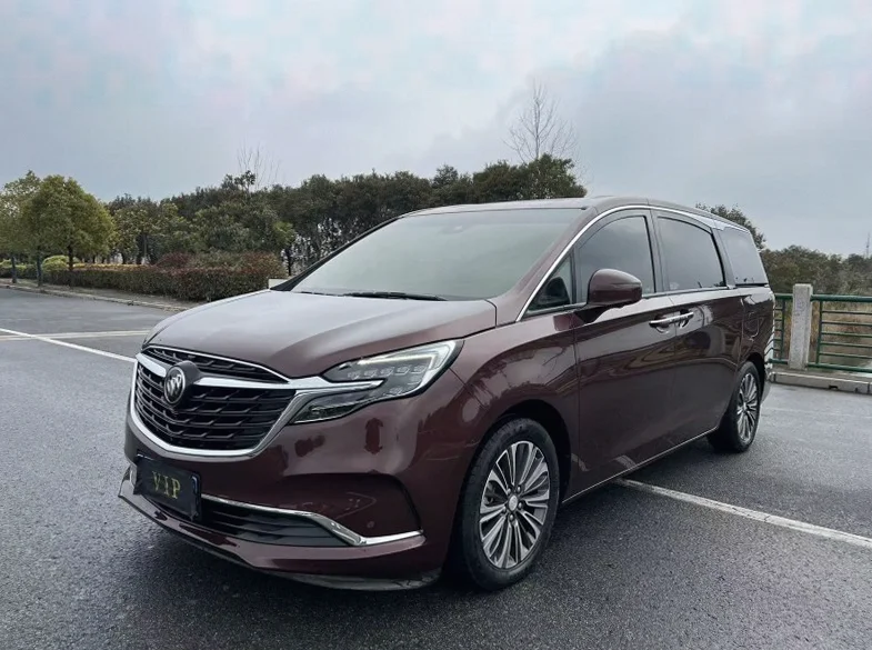 别克GL8 正面外观三