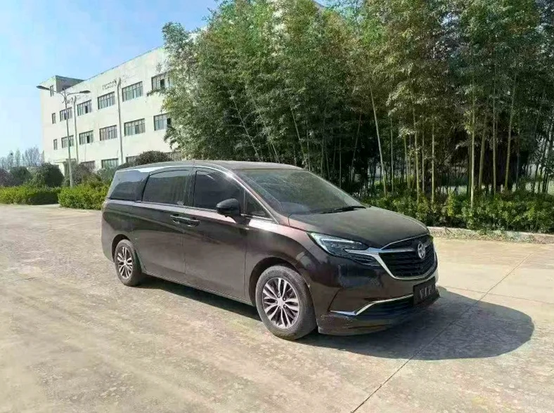 别克GL8 正面外观三