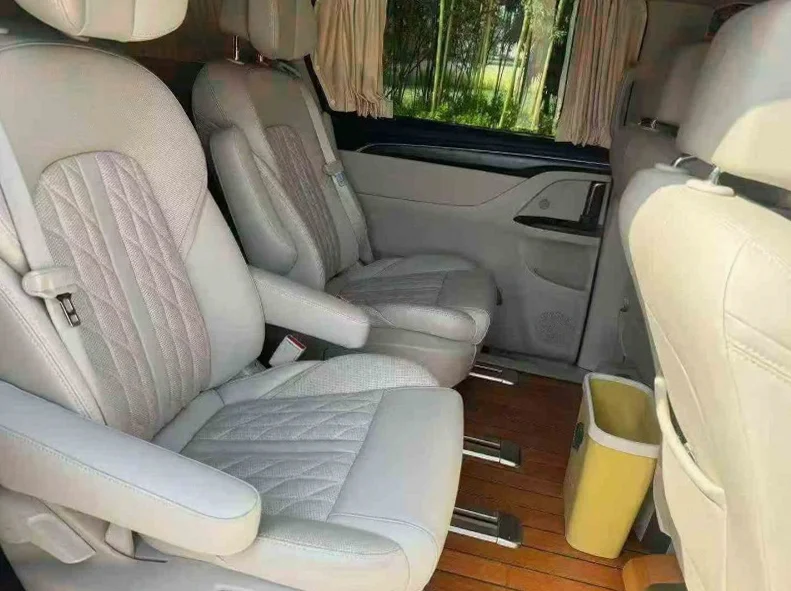 别克GL8 后面外观三