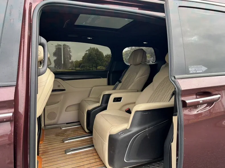 别克GL8 后面外观三