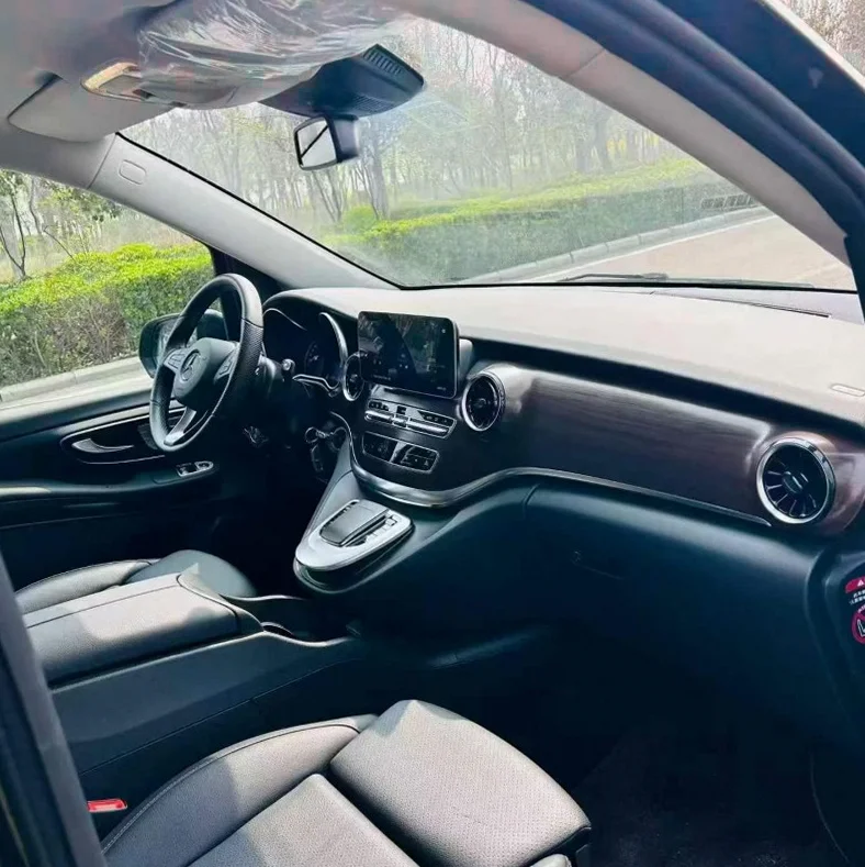 奔驰V 后面外观二