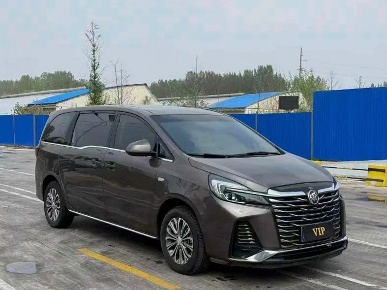 别克GL8 正面外观二