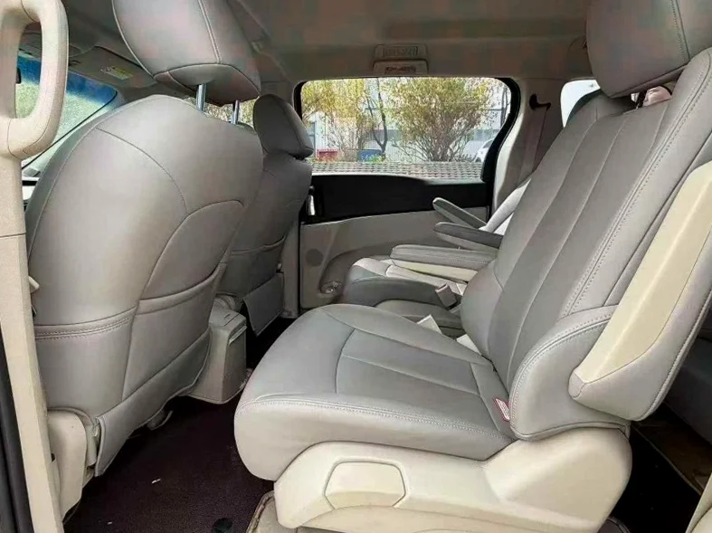 别克GL8 后面外观三