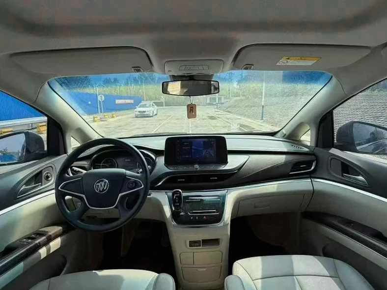 别克GL8 后面外观一