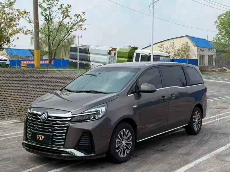 别克GL8 正面外观三