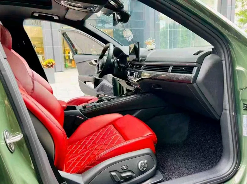 奥迪S4 后面外观一