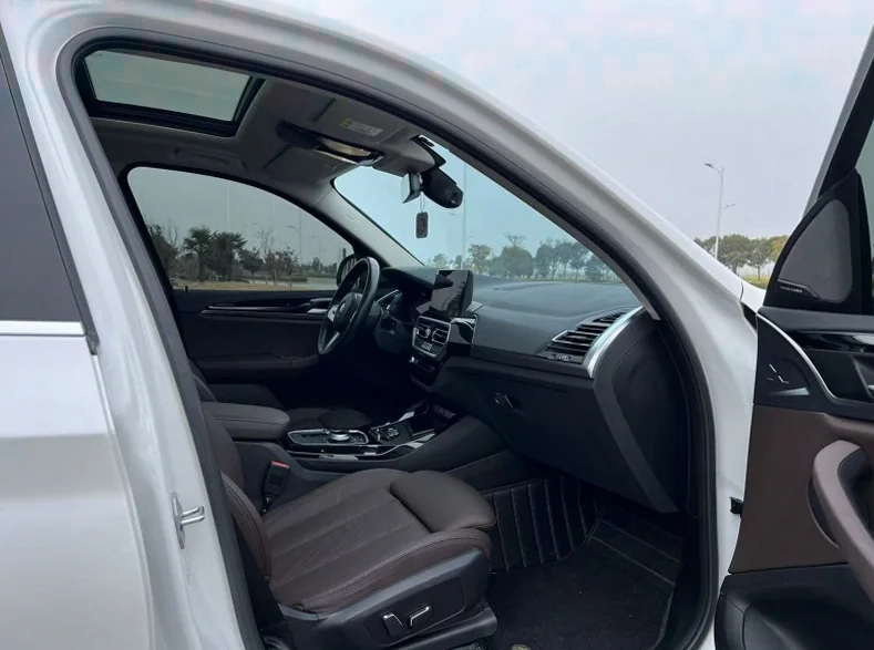 宝马IX 后面外观三