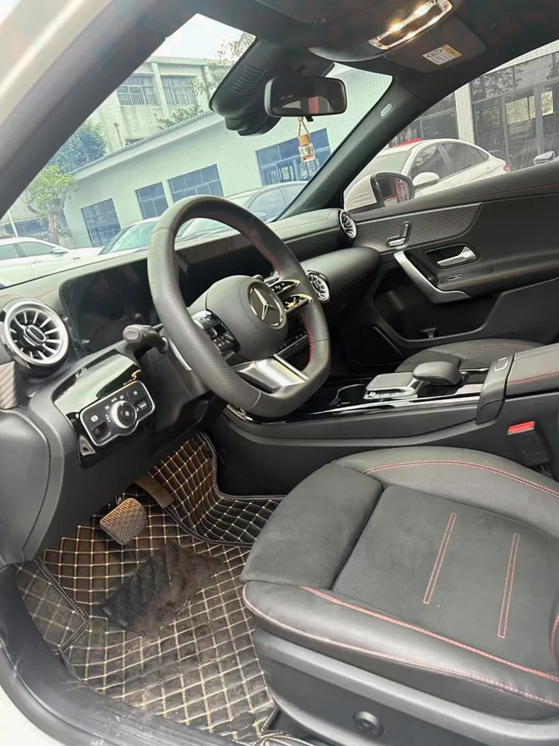 奔驰A 正面外观三