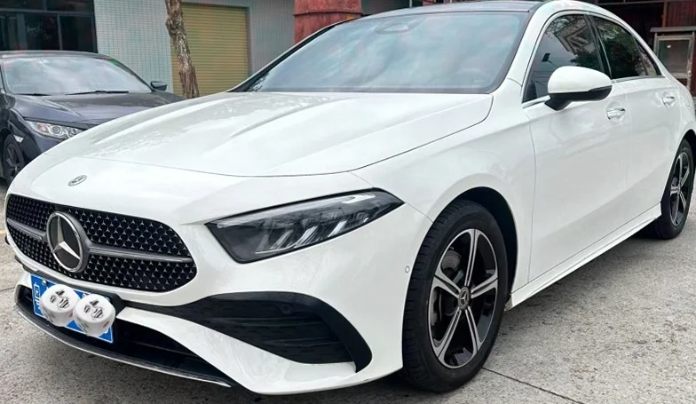 奔驰A 正面外观二