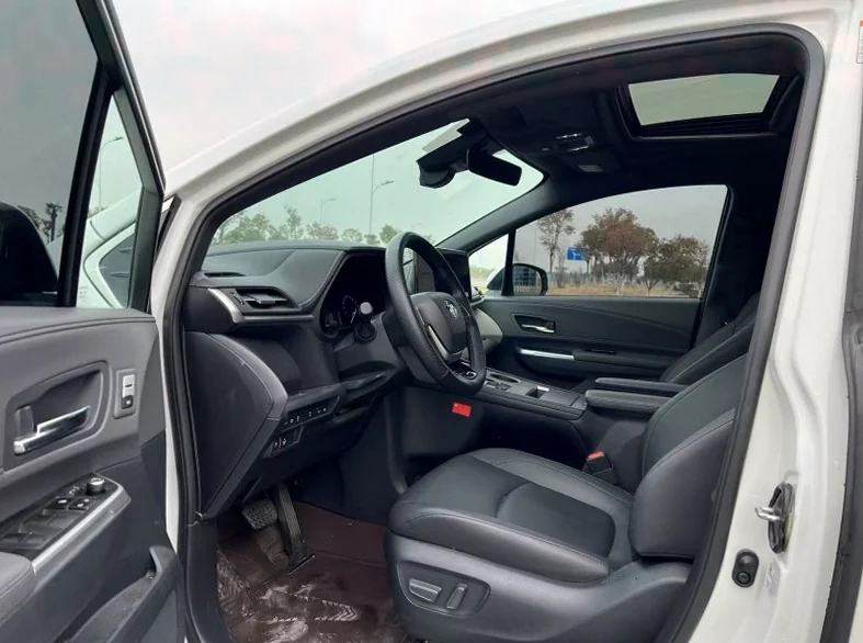 丰田格瑞维亚 后面外观一