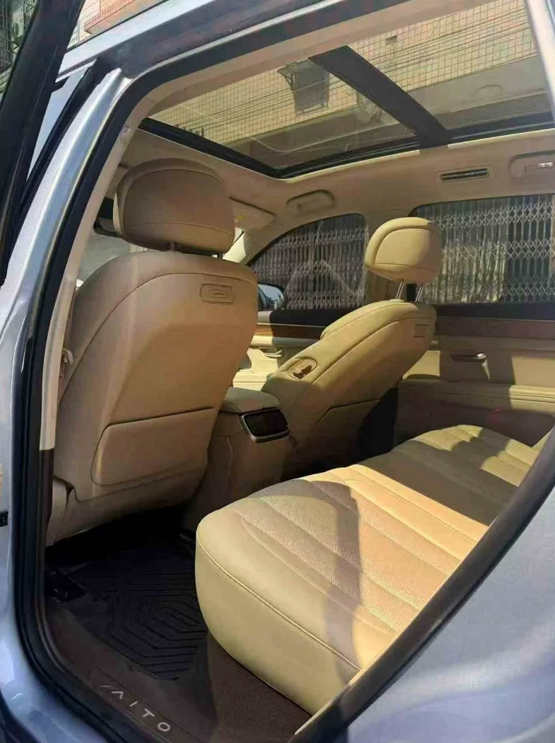 华为智选问界 后面外观三