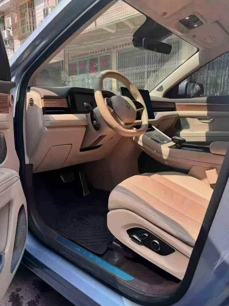 华为智选问界 后面外观一