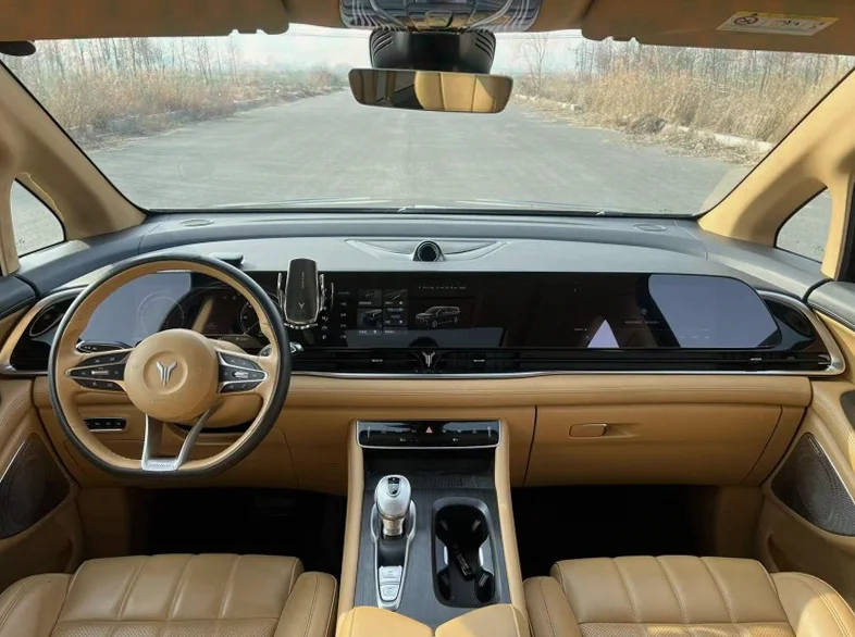 岚图汽车梦想家 内饰前排