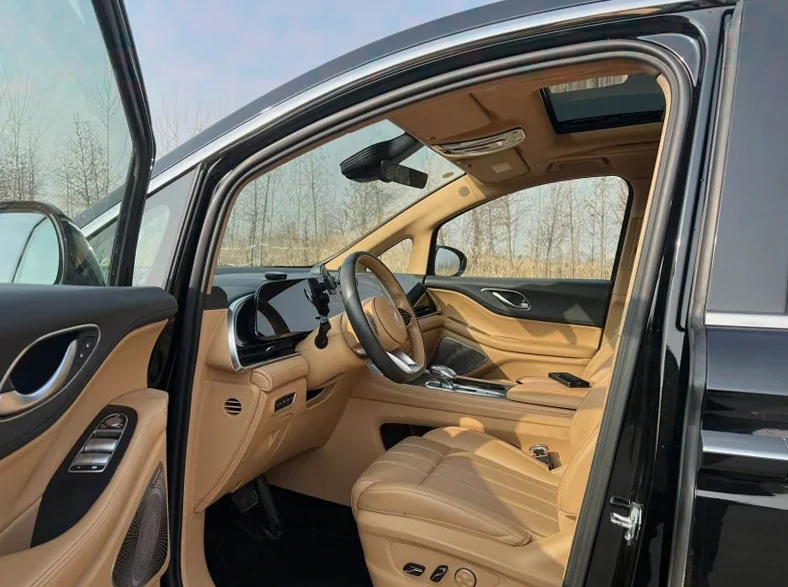 岚图汽车梦想家 后面外观一