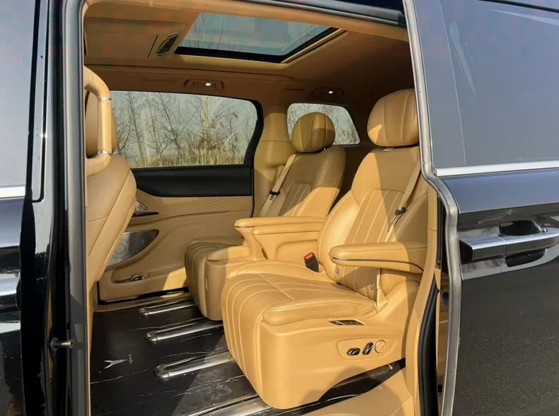 岚图汽车梦想家 后面外观二