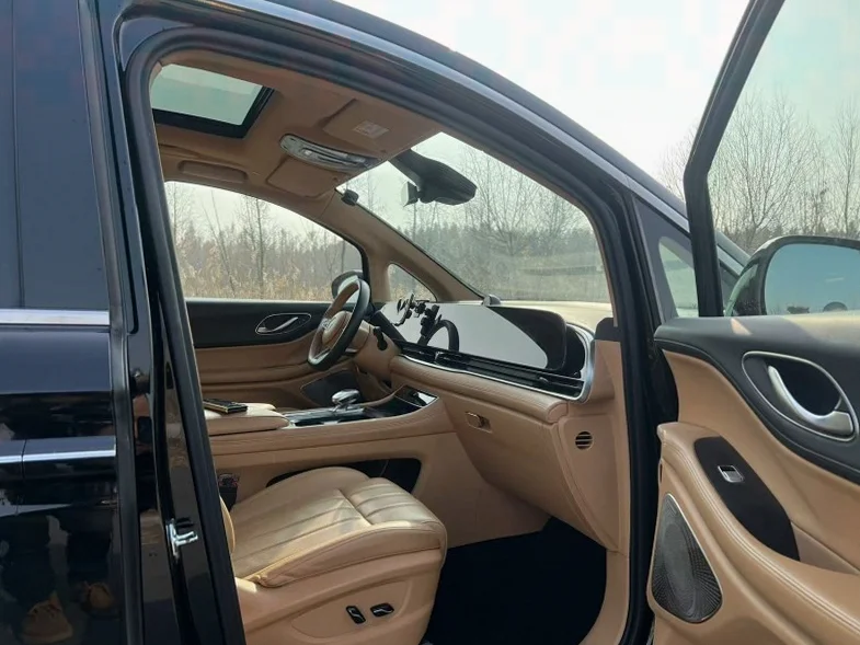 岚图汽车梦想家 后面外观三