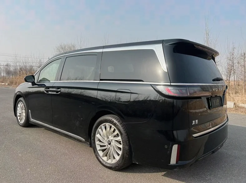 岚图汽车梦想家 驾驶室