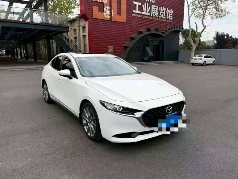 马自达3 正面外观三