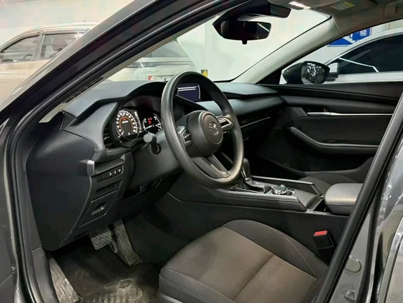 马自达昂克赛拉 驾驶室