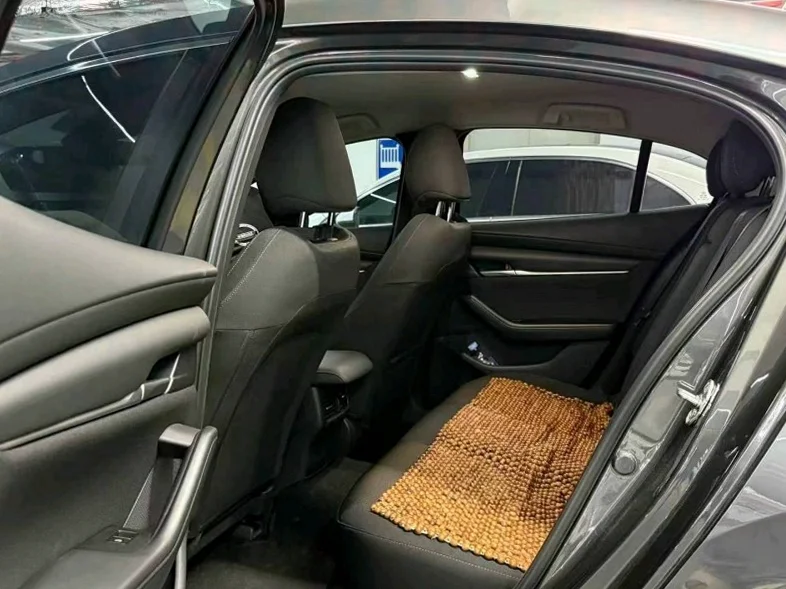 马自达昂克赛拉 后面外观一