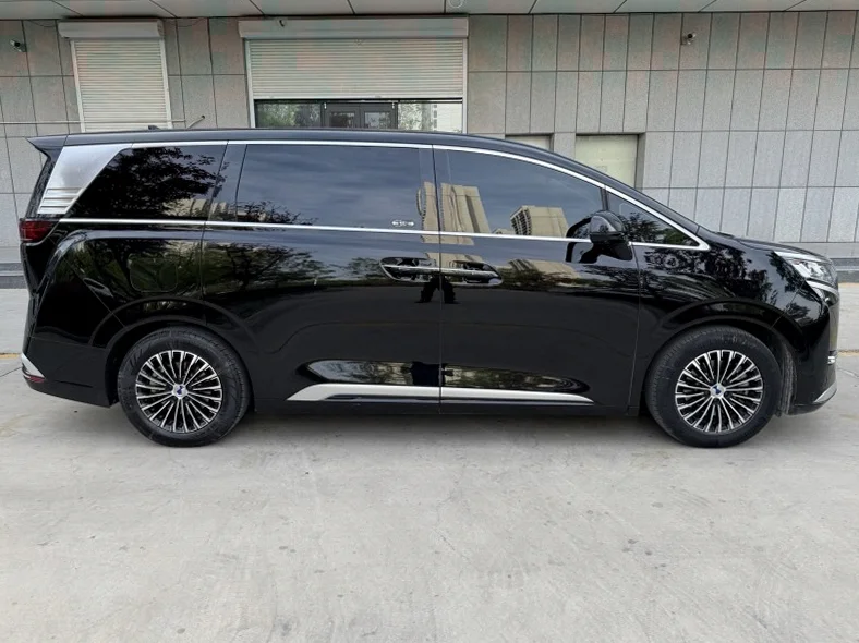 腾势D9 后面外观一