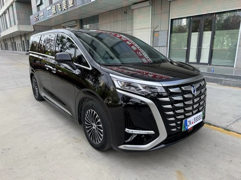 腾势D9 正面外观二