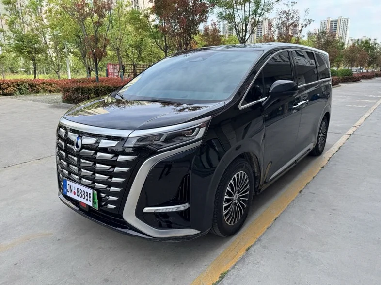 腾势D9 正面外观三