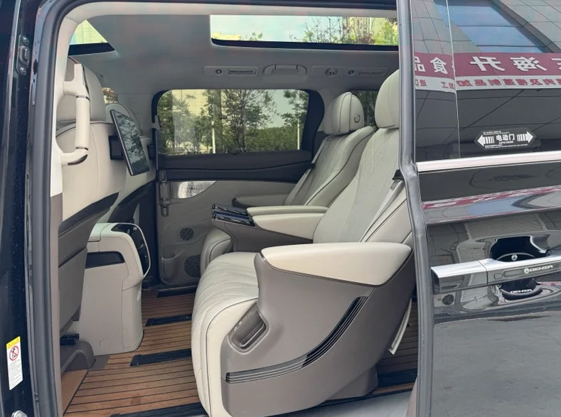 腾势D9 内饰前排