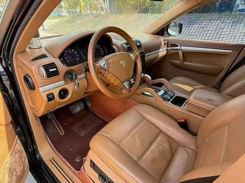 保时捷卡宴 驾驶室