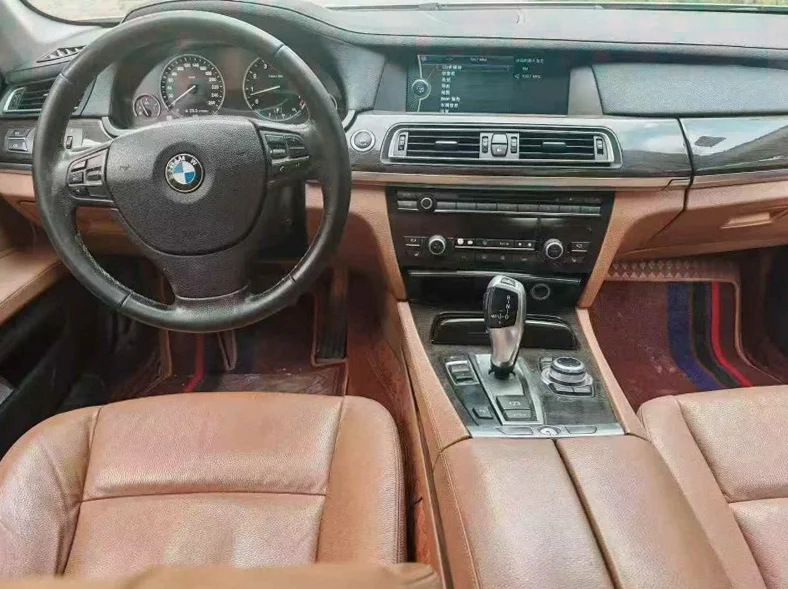 宝马7系 正面外观三