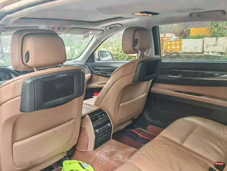 宝马7系 后面外观一