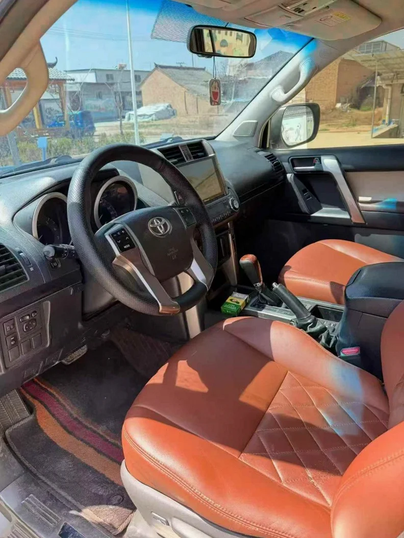 丰田普拉多 后面外观一