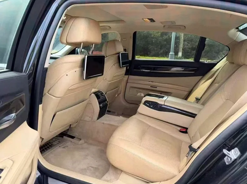 宝马7系 后面外观一