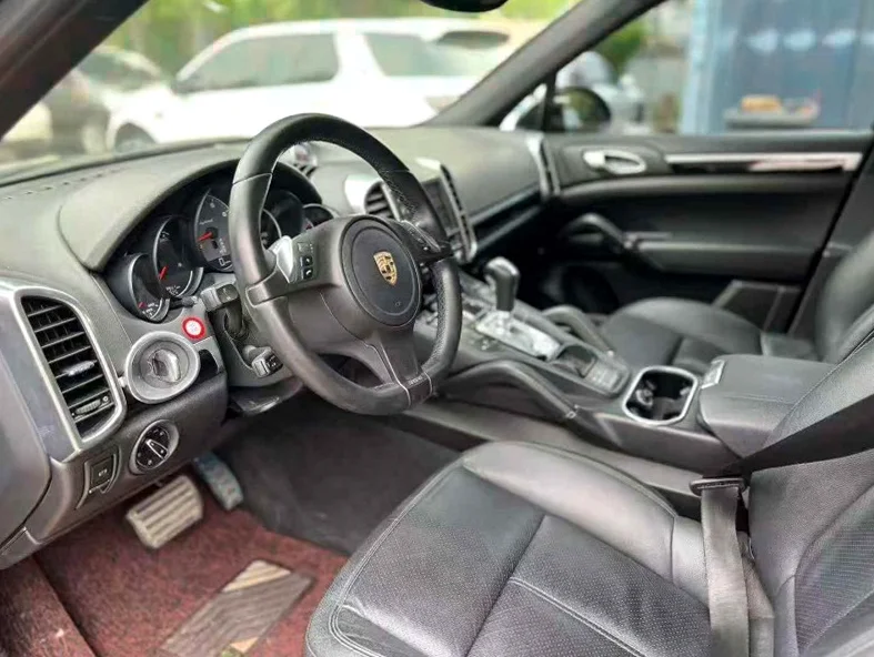 保时捷卡宴 正面外观三