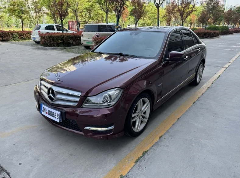 奔驰C 正面外观二