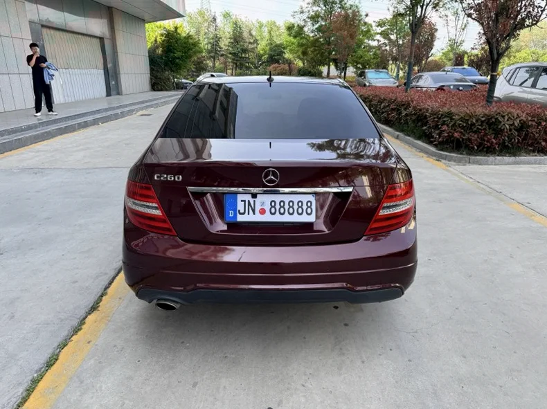 奔驰C 后面外观一