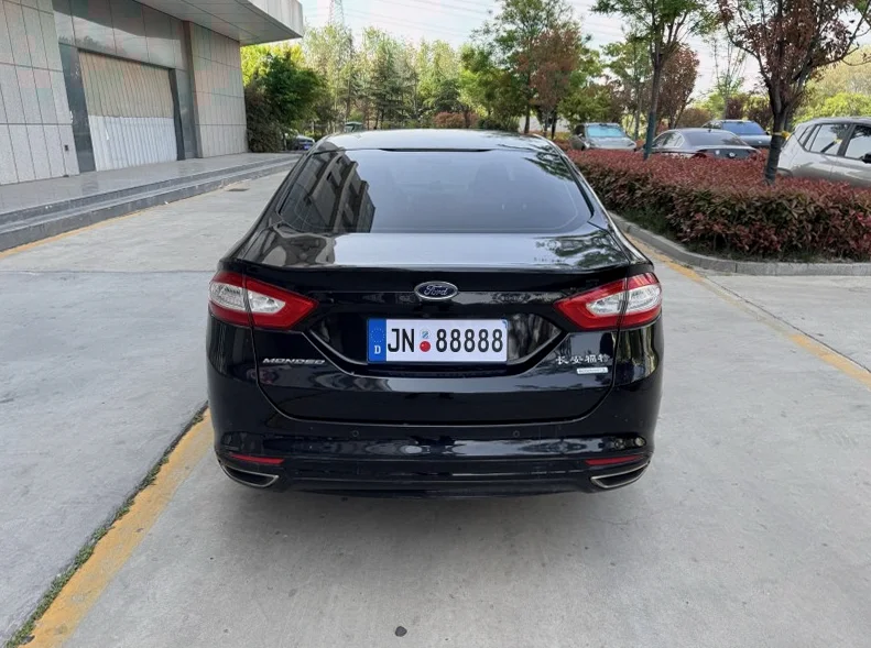 福特蒙迪欧 后面外观一