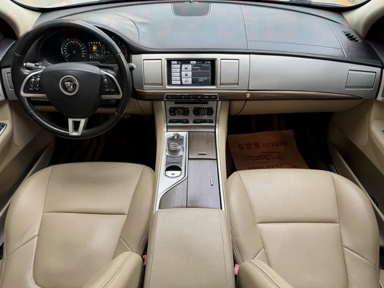 捷豹XF 正面外观三