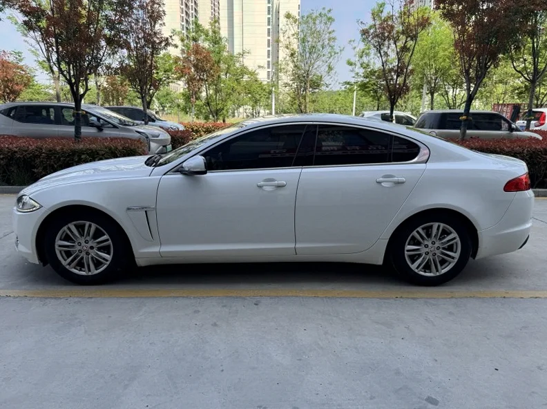 捷豹XF 内饰后排