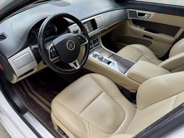 捷豹XF 内饰前排