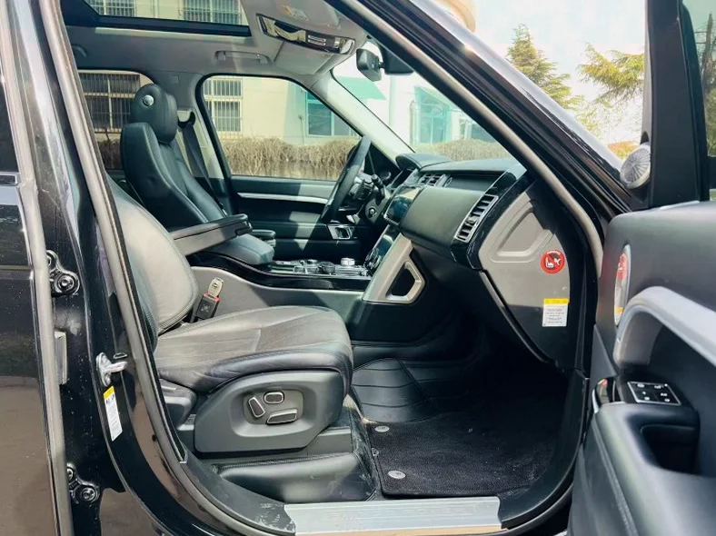 路虎揽胜行政 驾驶室