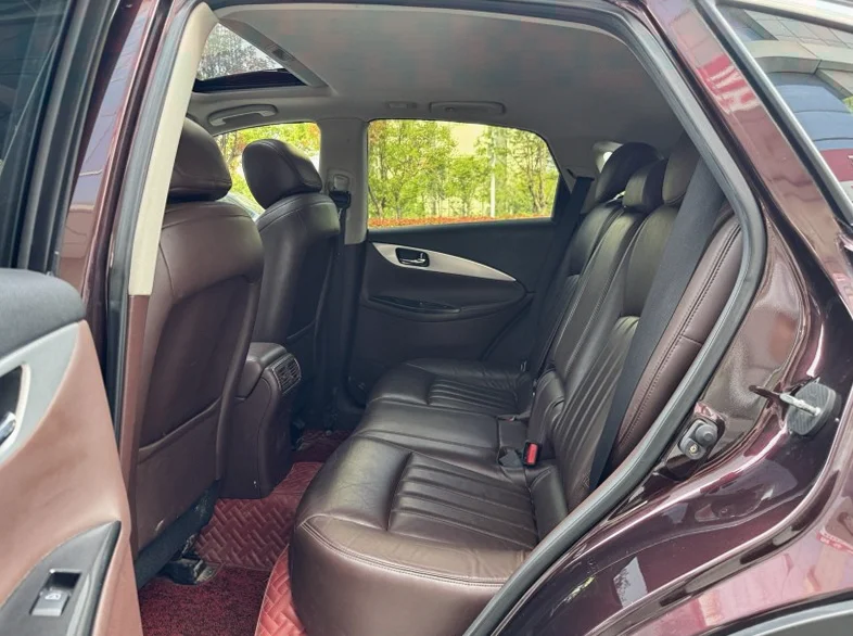 英菲尼迪QX50 内饰后排