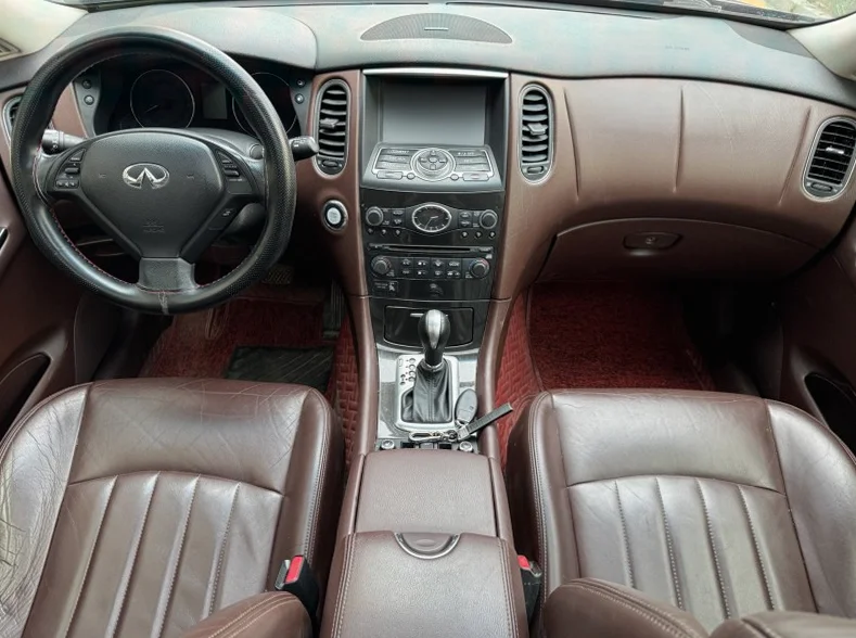 英菲尼迪QX50 内饰前排