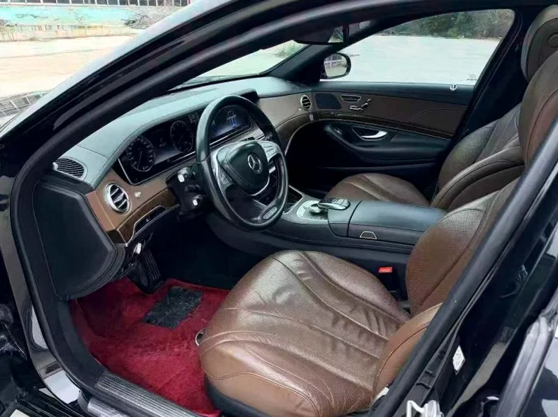 奔驰S 后面外观一