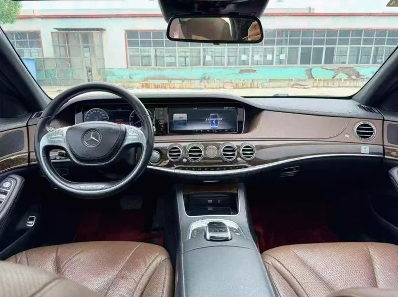 奔驰S 后面外观二