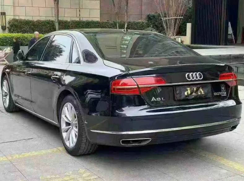 奥迪A8L 内饰前排