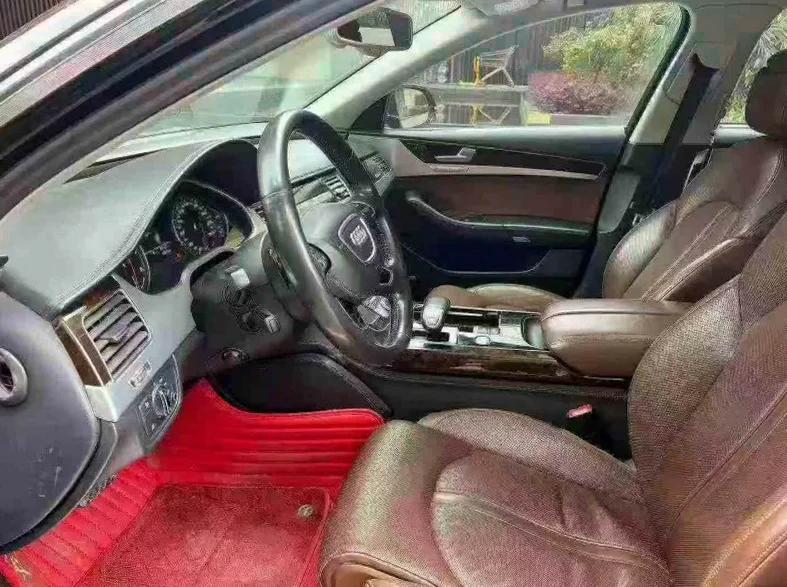 奥迪A8L 内饰后排