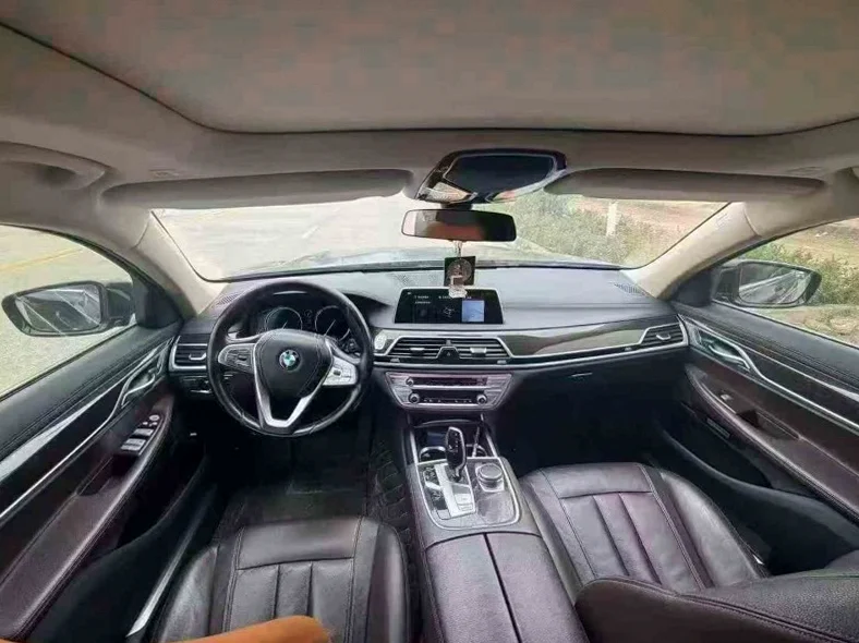 宝马7系 后面外观一